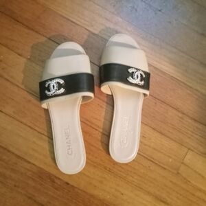 CHANEL SLIDES